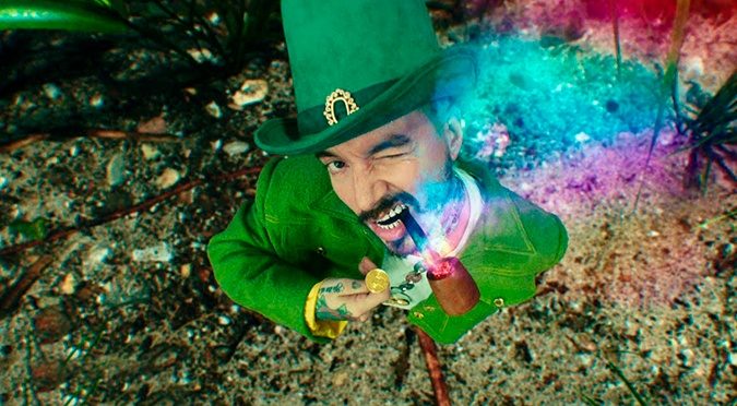 J Balvin se convierte en duende en el videoclip de su nuevo tema “Verde” | VIDEO