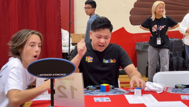 ¡Histórico! Joven con autismo rompe récord mundial de armar cubo de Rubik en 3 segundos