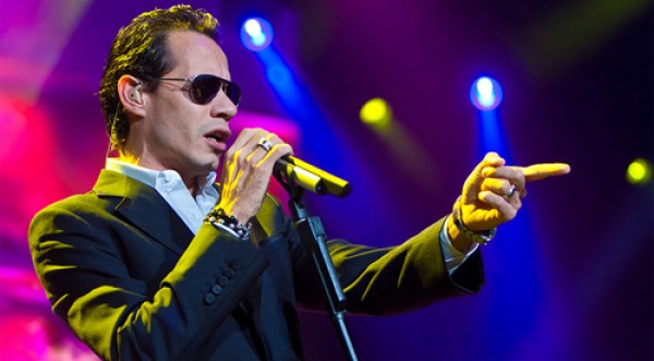 Marc Anthony se acerca a Dayanara Torres