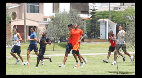 Jugadores despedidos de la San Martín entrenan en parque