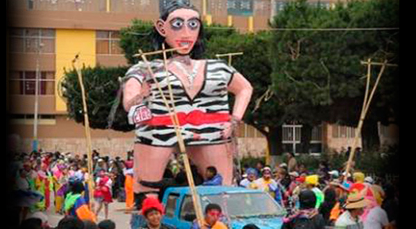 Muñeco de Rosario Ponce en Carnaval de Juliaca