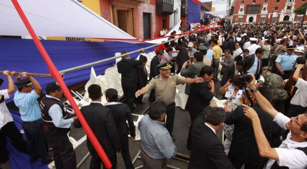 Estrado cae en Trujillo