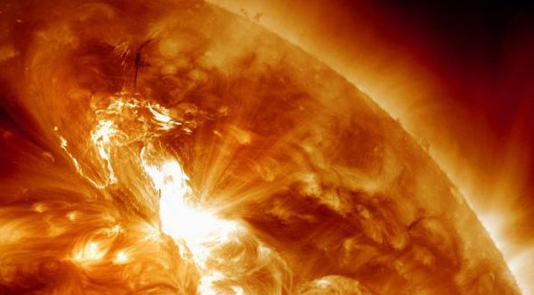 Llamarada solar envia plasma a la tierra