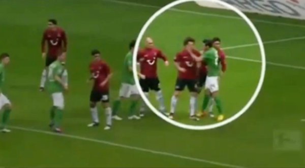 Claudio Pizarro le dio una cachetada a rival