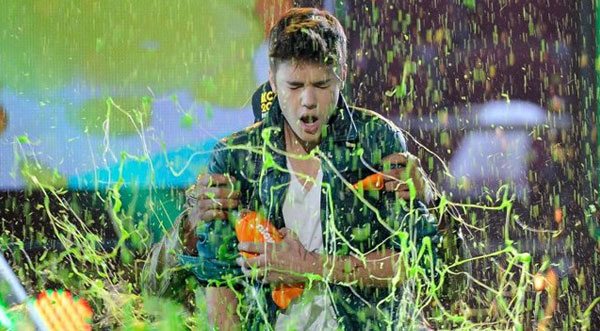 ¡Buena Justin! El cantante fue bañado en verde en los Kids Choice Award