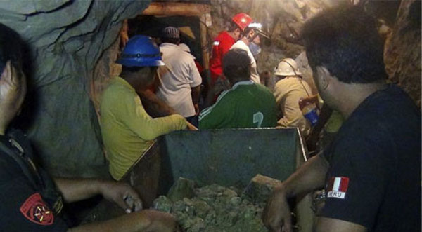 Minero atrapado en ica “Estamos tranquilos pero rezando para que nos rescaten”