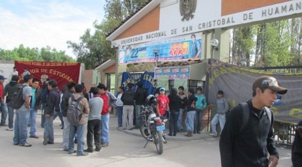 Toman universidad San Cristóbal de Huamanga en Ayacucho