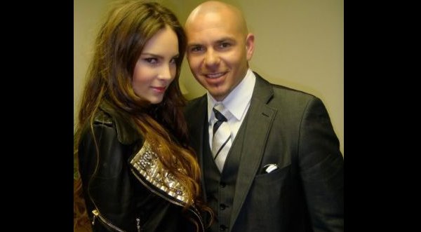 Pitbull junto a Belinda