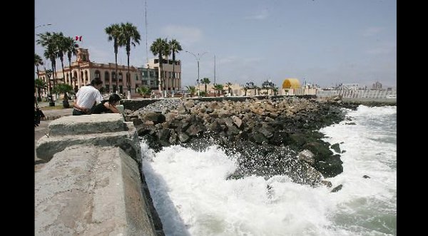 Lima y Callao tendrán oleajes anómalos hasta el jueves