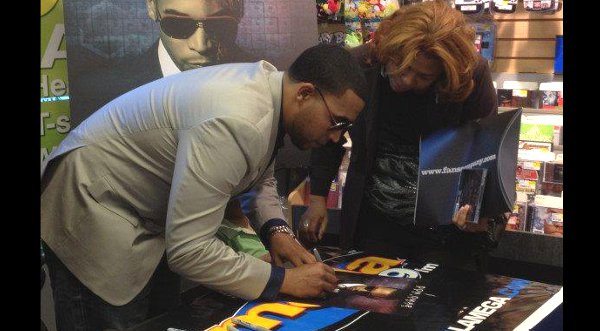 Don Omar realizó firma de autógrafos en Nueva York