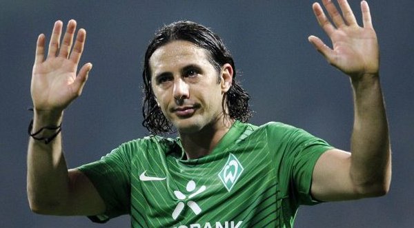 Le dice adiós: Claudio Pizarro se despide del Werder Bremen