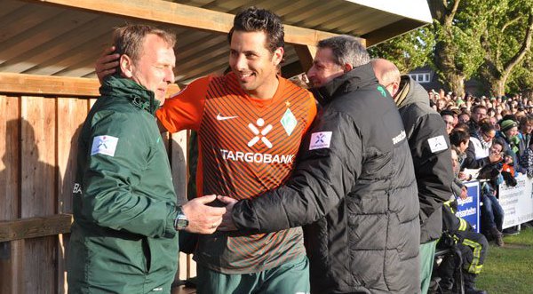 Claudio Pizarro dijo adiós al Werder Bremen con goles
