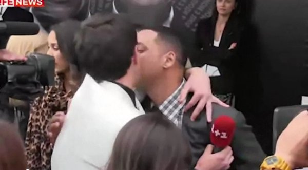 Video: Will Smith fue sorprendido por un hombre que lo quiso besar