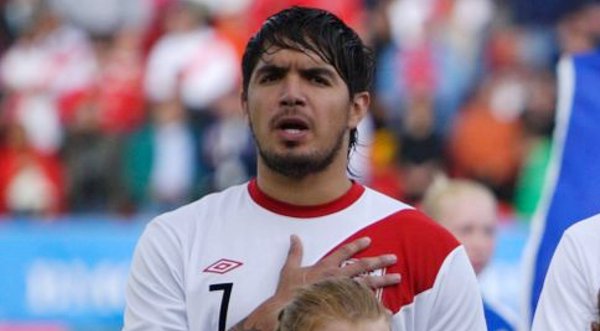 Fotografían a Juan Vargas tomando cerveza tras partido entre Perú y Colombia