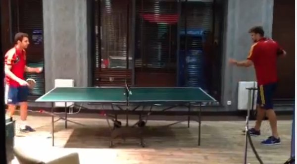 Video: Gerard Piqué y Cesc Fábregas en duelo de ping pong