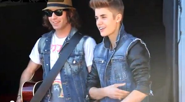Video: Justin Bieber sorprende con concierto en la calle