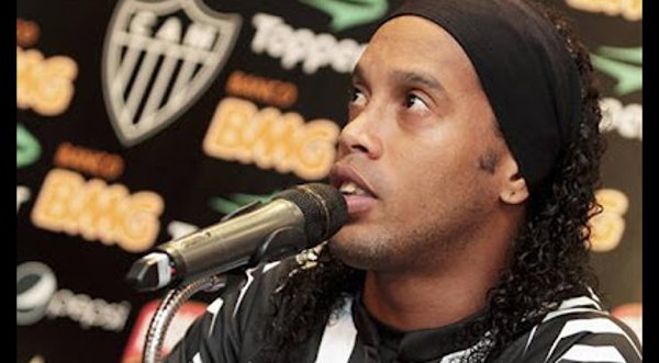 Ronaldinho no participará de campaña de bebida gaseosa por tomar otra