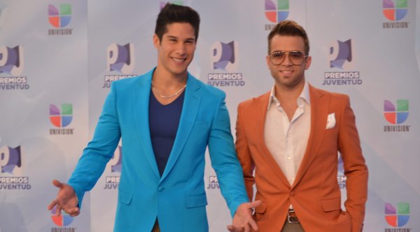 Chino & Nacho los mejores vestidos en Premios Juventud