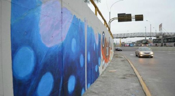 Artistas urbanos pintan la Vía Expresa