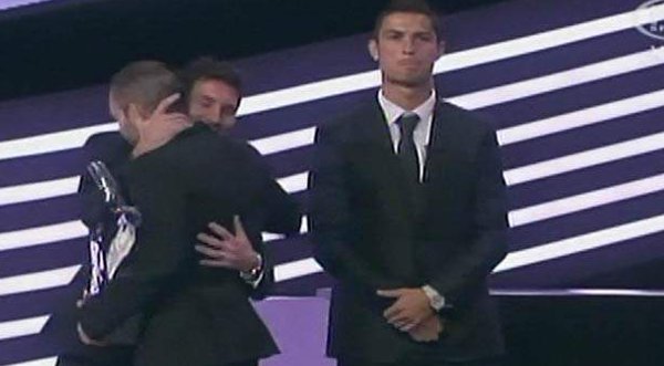 Video: Mira las muecas de Cristiano Ronaldo ante la premiación a Iniesta
