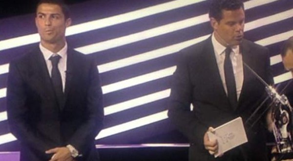 Video: Mira las muecas de Cristiano Ronaldo ante la premiación a Iniesta