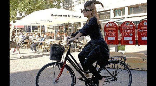 Lady Gaga se divierte paseando en bicicleta