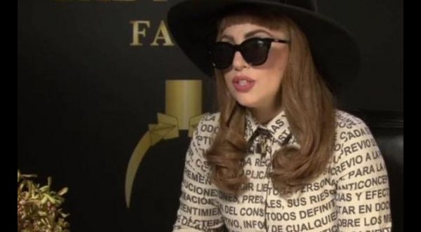 Video: Lady Gaga lució vestido impreso con ley peruana
