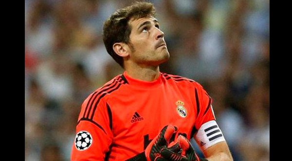 Iker Casillas sorprende a un niño regalandole sus guantes - VIDEO