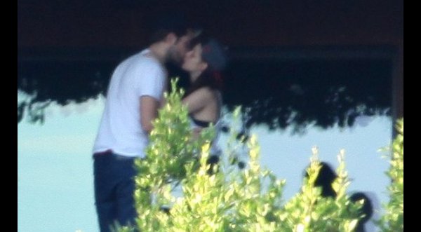 ¿Volvió el amor? Robert Pattinson y Kristen Stewart se besan en público