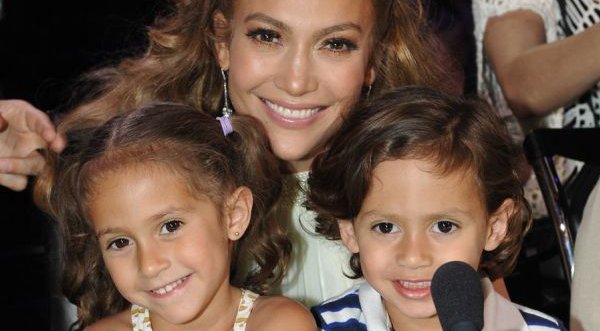 Jennifer Lopez quiere que sus hijos se eduquen como Paris Hilton