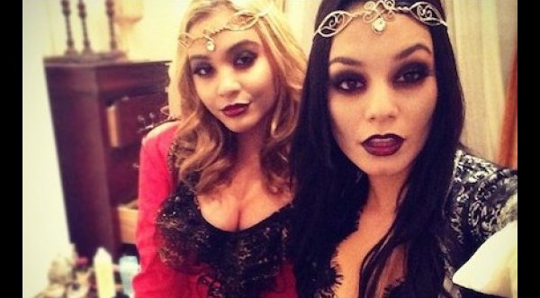 Vanessa Hudgens y su hermana se convierten en sexys vampiresas