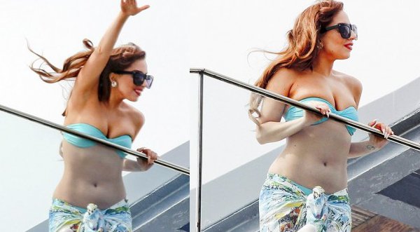 Video: Lady Gaga hizo topless en balcón de su hotel