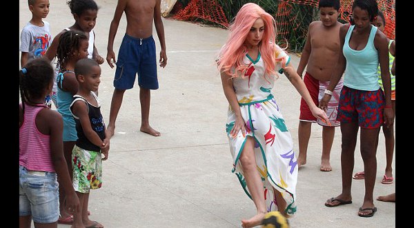 Fotos: Lady Gaga se animó a jugar y fútbol y cantar en una favela de Brasil