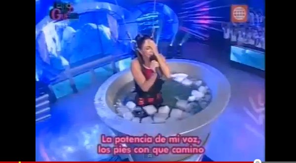 Video: Melissa Loza no la pasó nada bien en 'Karaoke extremo'