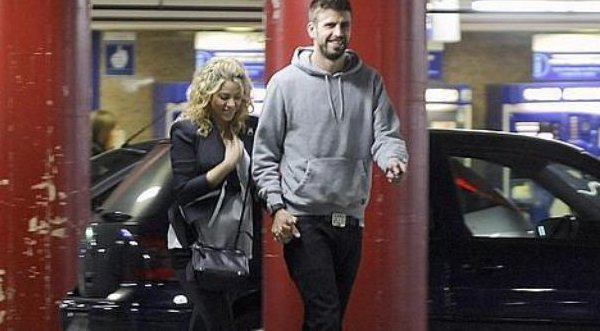 Shakira y Piqué pasean juntos por Barcelona