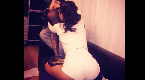 Rihanna cariñosa con Chris Brown