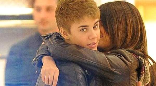 Justin Bieber deja plantada a su familia por Selena Gomez