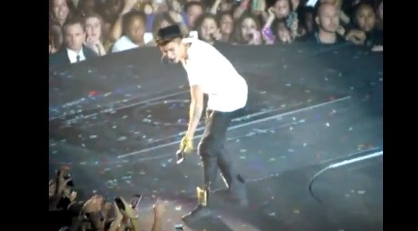 Video: Fans tiran celulares a Justin Bieber