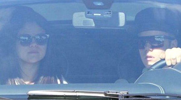 Justin Bieber y Selena Gomez de paseo en un Ferrari
