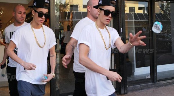 ¡Se molestó! Justin Bieber tira botella de agua a fotógrafos