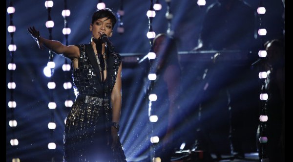 Video: Rihanna se presentó en la final de The Voice