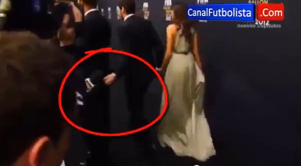 Video: Iker Casillas agarró el trasero de Ronaldo en ceremonia de Balón de Oro