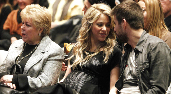 FOTOS: Shakira luce embarazo junto a Piqué en presentación del libro de su padre