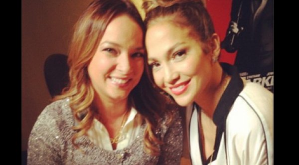 Jennifer Lopez posa junto a actriz mexicana
