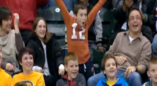 Video: Niño hace un baile chistoso en partido de la NBA