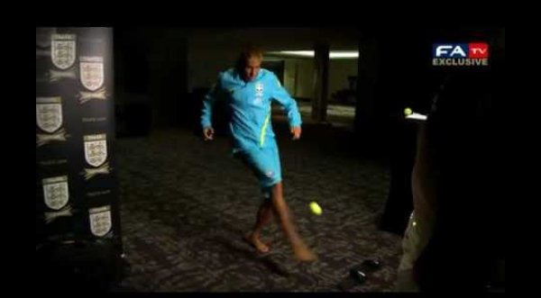 Video: Neymar la rompe hasta con una pelota de tenis