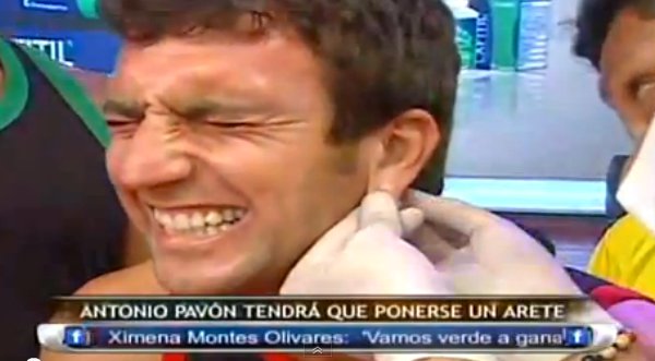 Video: Antonio Pavón se perfora la oreja para hacerse un arete en Combate