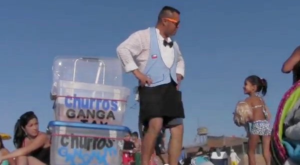 Video: Hombre la hace linda vendiendo churros disfrazado de PSY