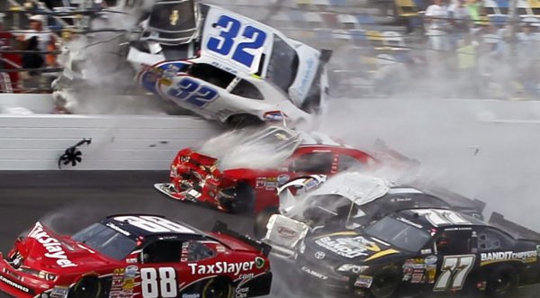Video: Impactantes imágenes de terrible choque múltiple en el NASCAR