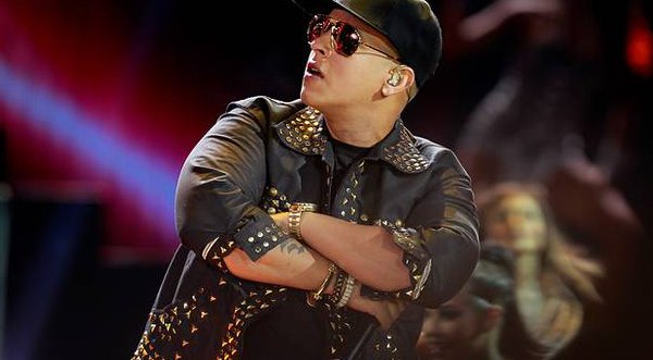 Videos: Daddy Yankee sale cojeando de su concierto en Viña del Mar